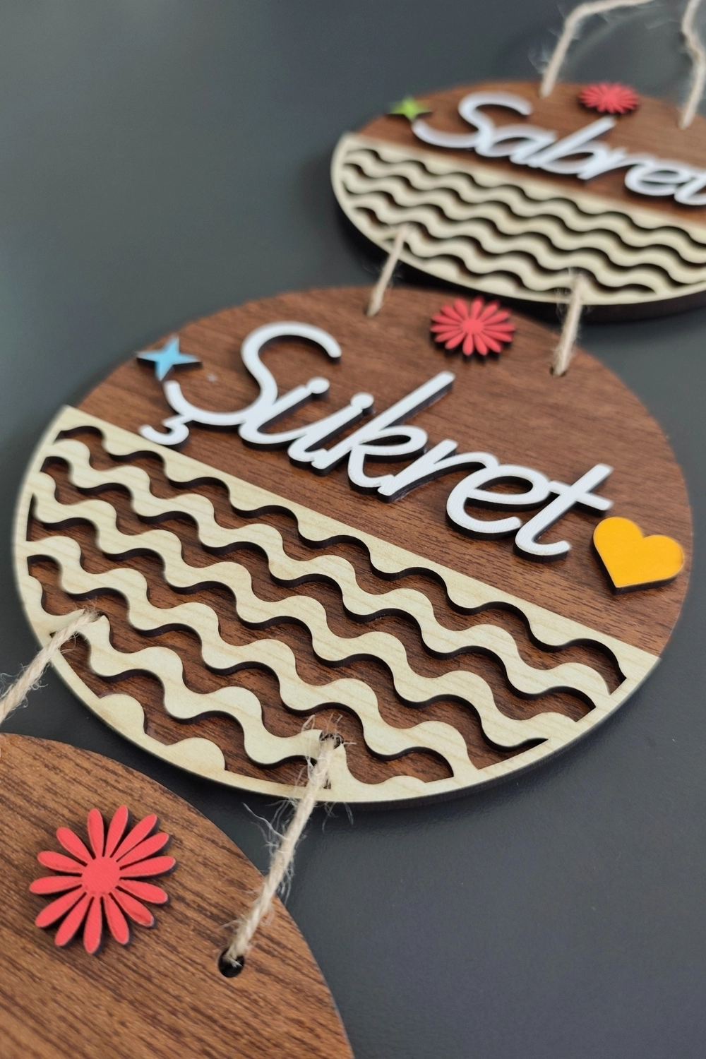 Sabret Şükret Dua Et Mdf Kapı Süsü - Ceviz