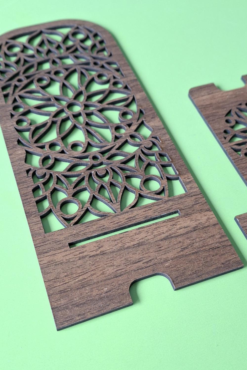 Masa Düzeni ve Şıklık İçin Desenli Ahşap MDF Telefon Standı