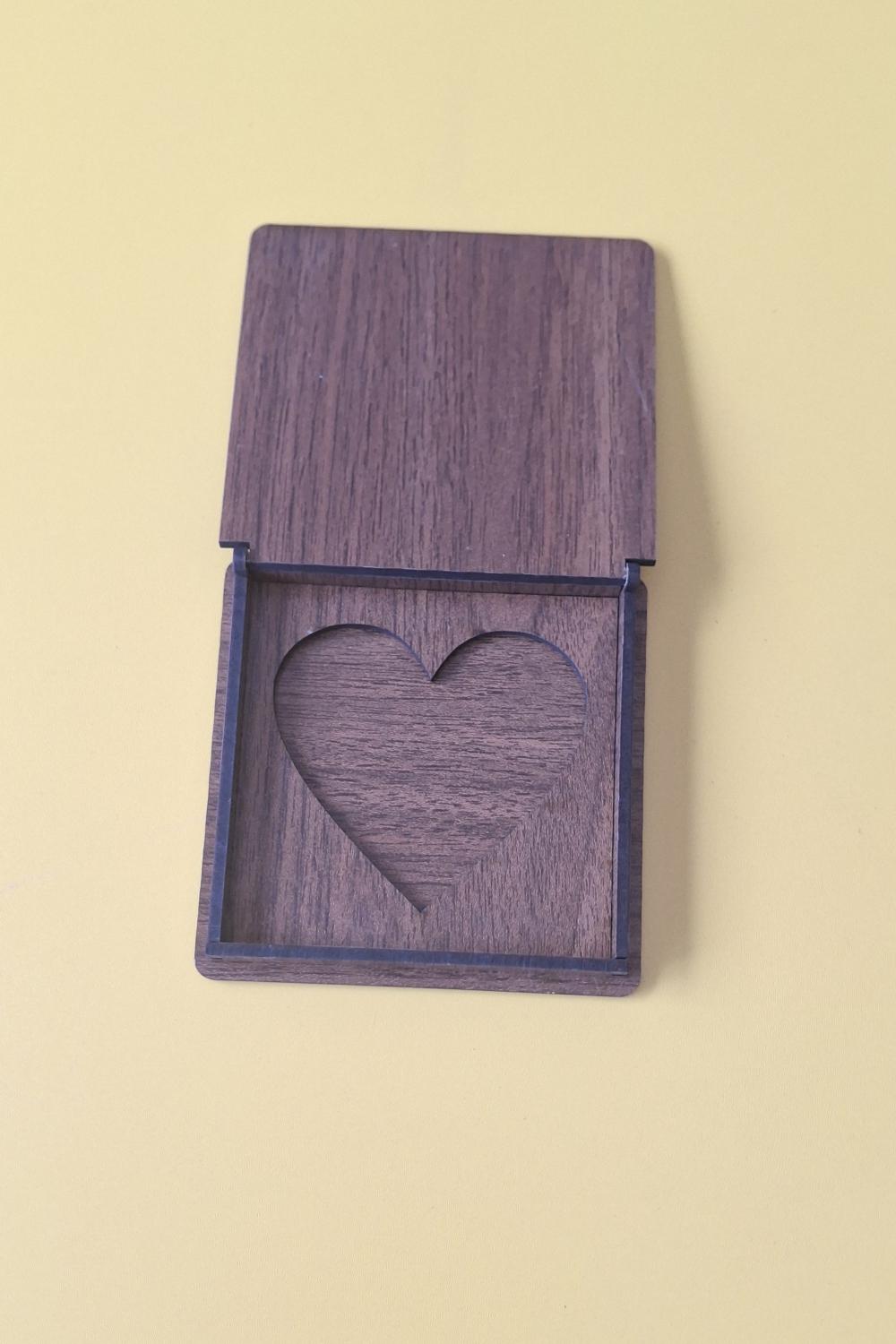 Kişiye Özel Lotus Çiçeği Desenli Çok Amaçlı İçi Kalpli Kutu - 10 x 10 X 1 cm