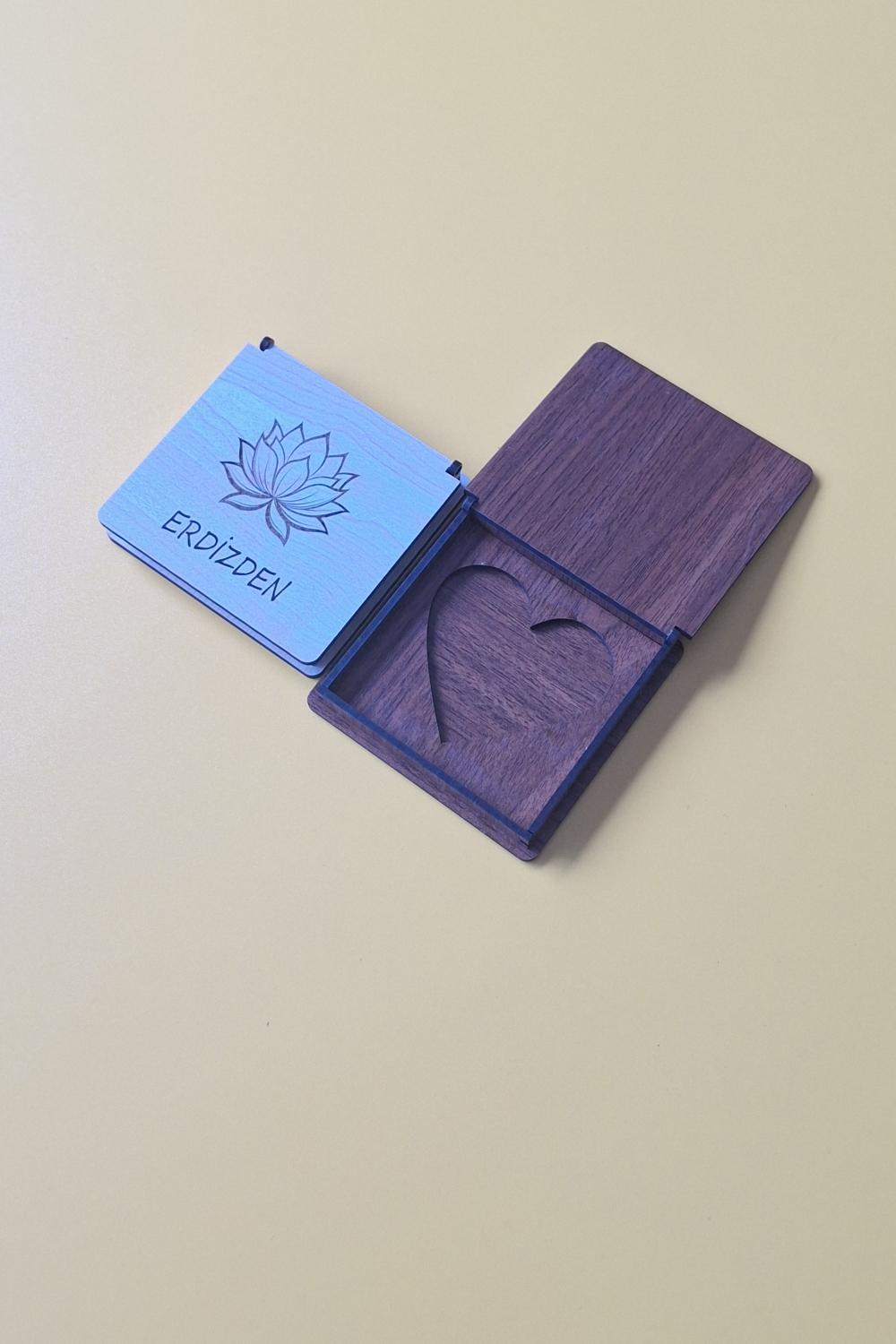 Kişiye Özel Lotus Çiçeği Desenli Çok Amaçlı İçi Kalpli Kutu - 10 x 10 X 1 cm