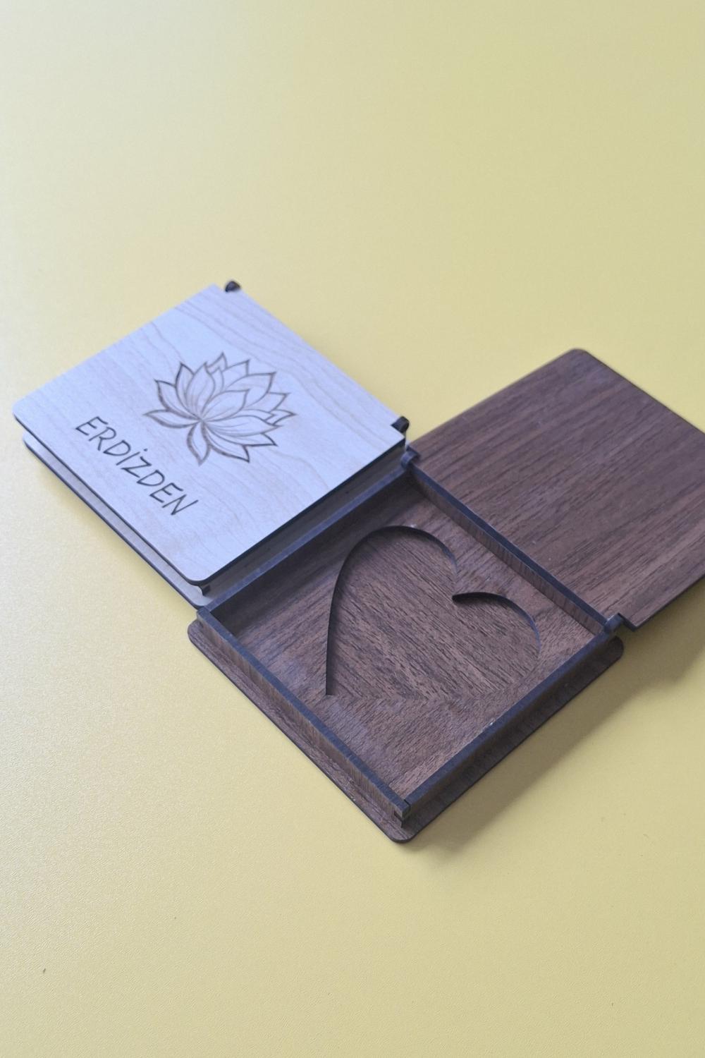 Kişiye Özel Lotus Çiçeği Desenli Çok Amaçlı İçi Kalpli Kutu - 10 x 10 X 1 cm