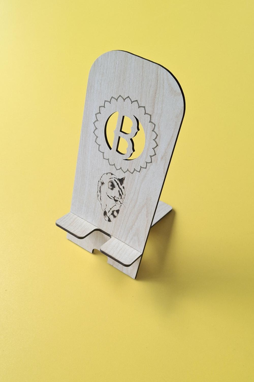 Kişiye Özel Masa Düzeni ve Şıklık İçin Desenli Ahşap MDF Telefon Standı