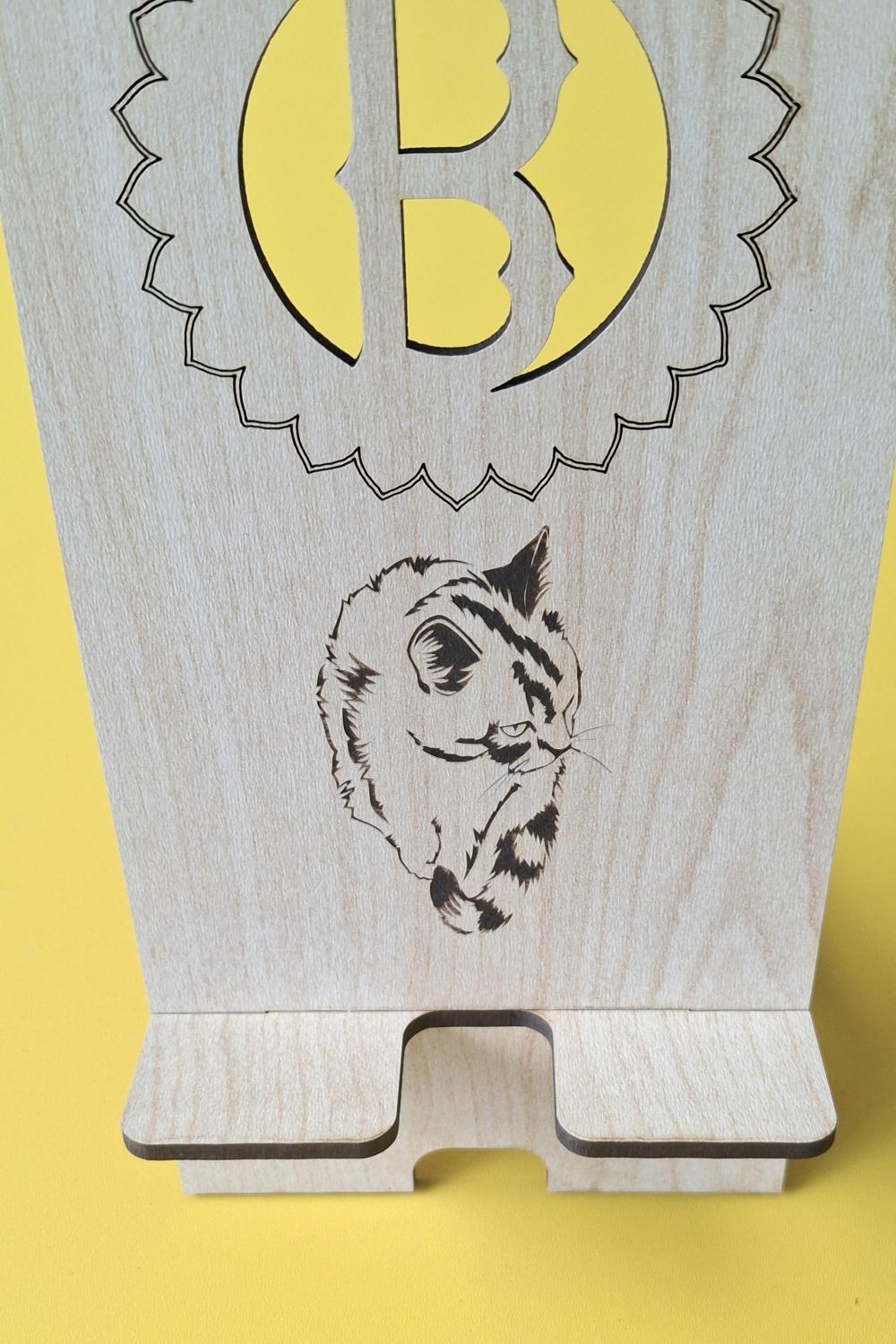 Kişiye Özel Masa Düzeni ve Şıklık İçin Desenli Ahşap MDF Telefon Standı
