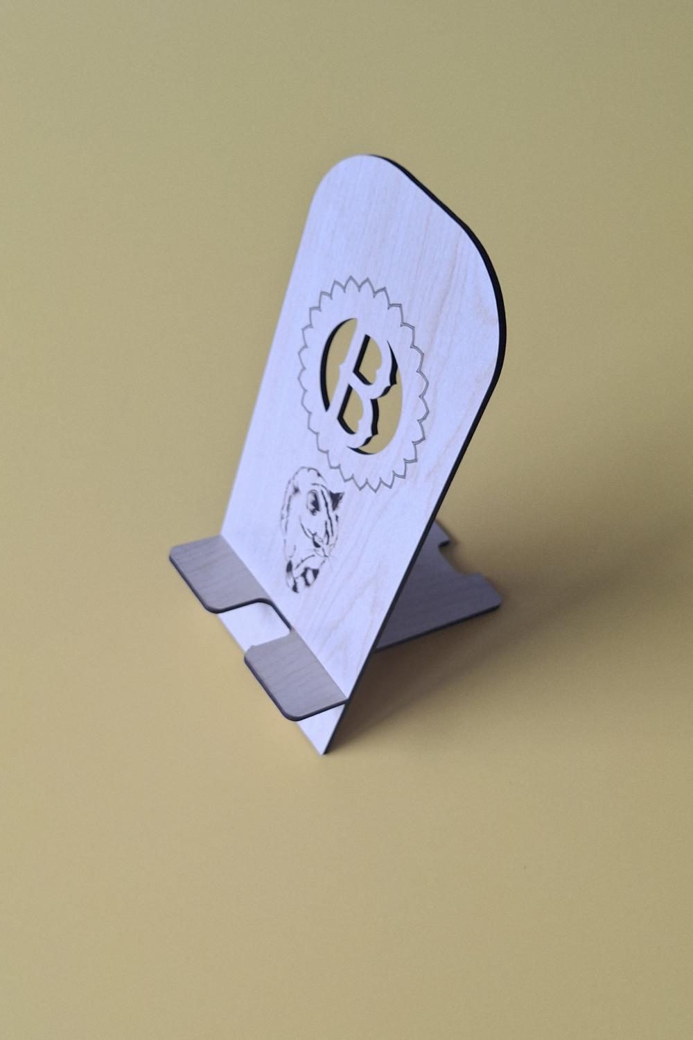 Kişiye Özel Masa Düzeni ve Şıklık İçin Desenli Ahşap MDF Telefon Standı