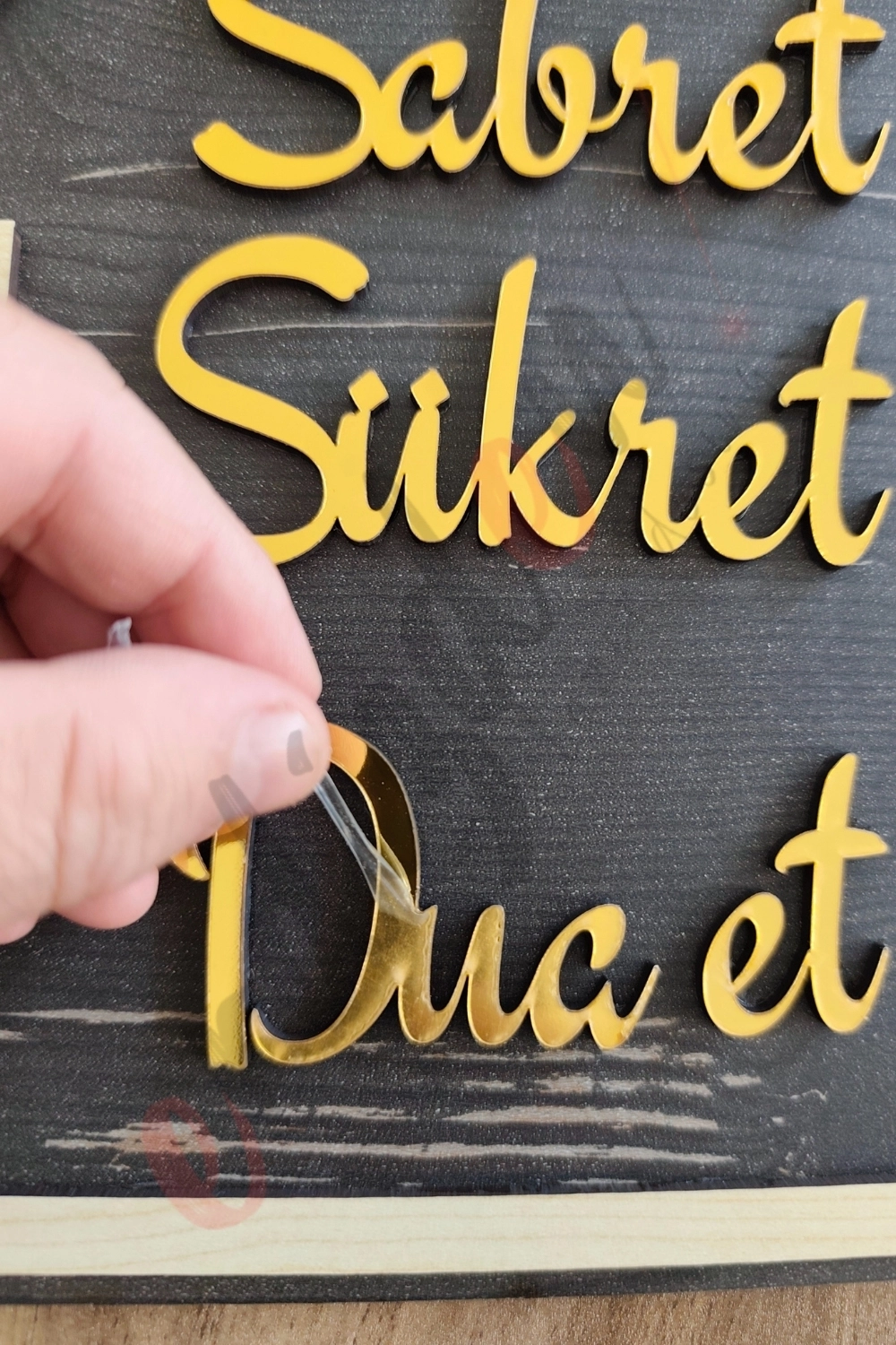 Sabret Şükret Dua Et Yazılı Mdf Kapı Süsü - Kırmızı Gold Yazılı
